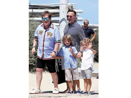 Elton actualmente es esposo de David Furnish con quien tiene dos hijos, Zachary y Elijah, gestados a través de un vientre de alquiler<br/>