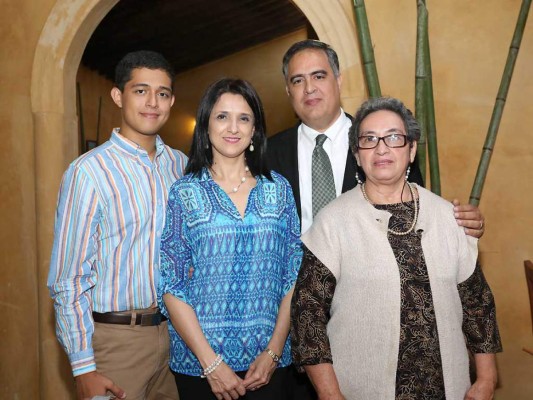 Coctel de apertura de EcoHotel Shangri-la