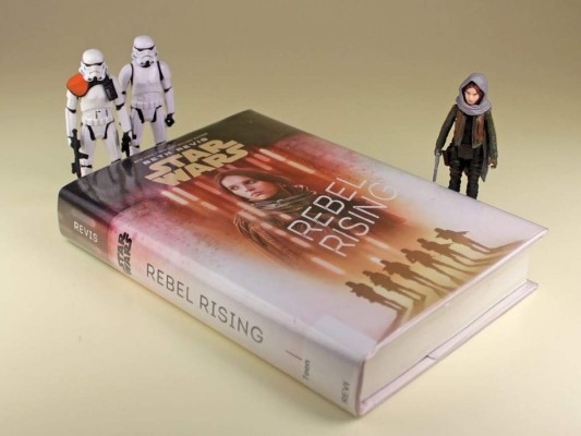 Compra libros para los fanáticos de Star Wars. Están desde 300 a 500 lempiras.