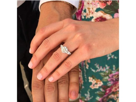 Princesa Beatriz<br/> Este es el anillo de compromiso más reciente. Edoardo Mapelli Mozzi diseñó la pieza con ayuda del joyero Shaun Leane. Es un diamante redondo en el centro con más diamantes engastados en una banda de oro. <br/>