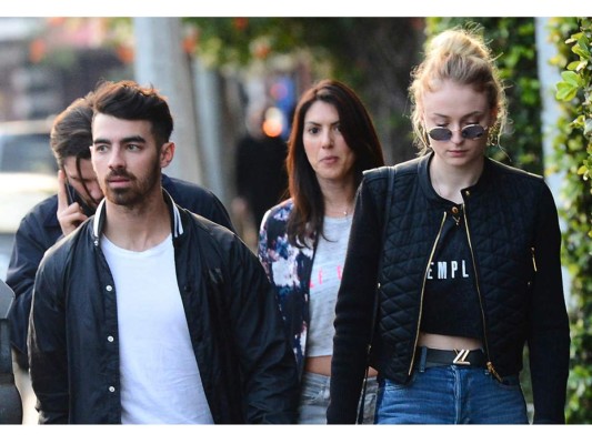 Aunque ha roto los corazones de muchas, el actor ya está felizmente comprometido con Sophia Turner con la actriz llevan saliendo desde 2016 y se espera que su boda sea muy pronto.