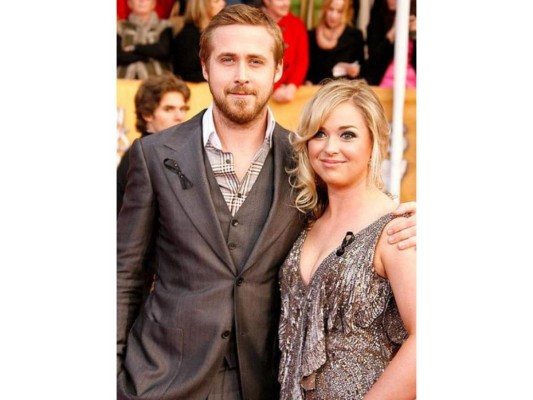 Mandi y Ryan Gosling<br/>La hermana mayor de Ryan ha sido encargada de criar a su hermano menor, así lo cuenta él en varias entrevistas. De hecho, lo ha acompañado en varias alfombras rojas muy relevantes. <br/>