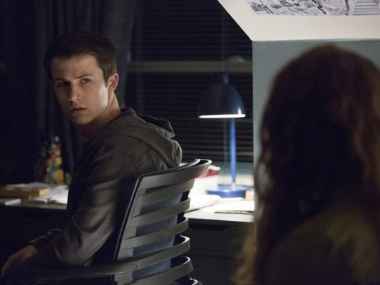 En estas primeras imagenes se muestra a varios de los personajes como Clay Jensen (Dylan Minnette), Jessica Davis (Alisha Boe) y Olivia Baker (Kate Walsh) en lo que, se presume, será el inicio del juicio para determinar responsables en el suicidio de Hannah Baker (Katherine Langford).