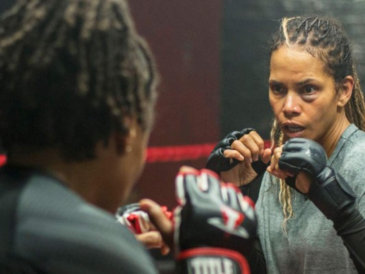Herida. Cuenta la historia de Jackie Justice, una luchadora de MMA que está atravesando un duro momento personal tras perder la custodia de su hijo.