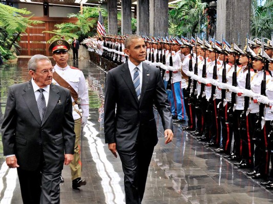 Raúl Castro y Barack Obama pasan revista a las tropas en el Palacio de la Revolución