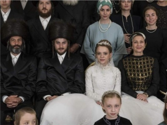 7. El vestuario y costumbres<br/>En cada capítulo se ven distintas piezas de ropa típicas del día a día de esta comunidad y de sus liturgias. Atención a los 'shtreimel', unos enormes sombreros de piel que llevan los hombres casados durante el 'shabat' y en otras festividades.<br/>También el cambio físico que va teniendo Etsy en el transcurso de la serie, su liberación personal y cambios de estilo.