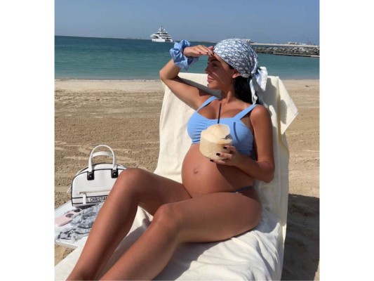 Georgina Rodríguez y Cristiano Ronaldo sorprendieron a todos en diciembre del año pasado cuando anunciaron que esperan mellizos. ¡Harán crecer esta bella familia en 2022!