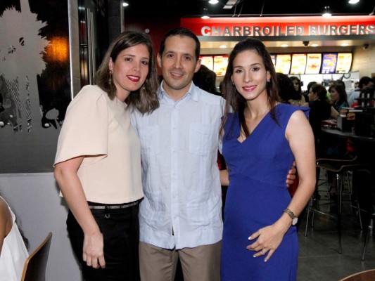 Brindis por la inauguración Carl's Jr.&nbsp;&nbsp;