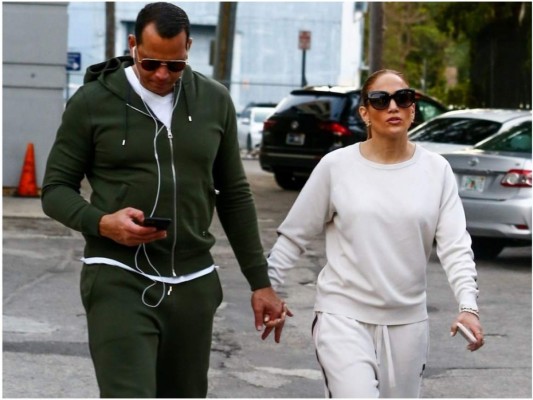 Esta pareja no decepciona nunca. el recientemente el mes de febrero se les vio agarrados de la mano vistiendo deportivos pero sin perder el Glamour. ¡Estamos ansiosos por conocer más detalles sobre la boda de estos enamorados!