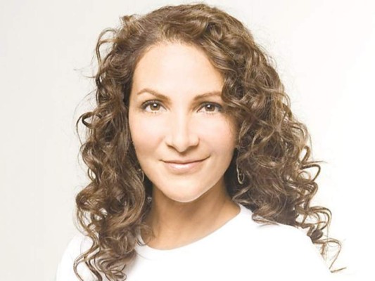 MARIANA YAZBEK: Mariana es considerada el primer grande amor que ha tenido Luis Miguel. Ambos se conocieron durante la filmación del vídeo “Cuando calienta el sol” en 1987 y aunque ella no era modelo sino fotógrafa, él le pidió que saliera en algunas tomas.