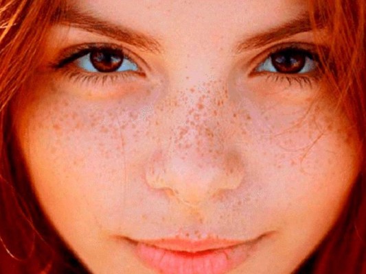 Piel natural y luminosa<br/>Esto no debe sorprender a nadie, pues se sabe que la base para tener un lindo makeup es tener la piel 100% hidratada. En TikTok podemos observar esta tendencia súper marcada, incluso algunos agregan pecas.