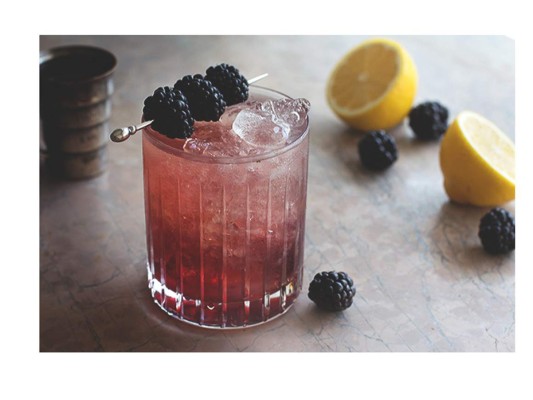 Bramble: Es trago de Soho en Londres a base de ginebra con mora, 1.5 oz. Ginebra, 1 oz. Licor de mora, 1 oz. Zumo de limón, 0.75 oz. jarabe simple, moras frescas y limón<br/>