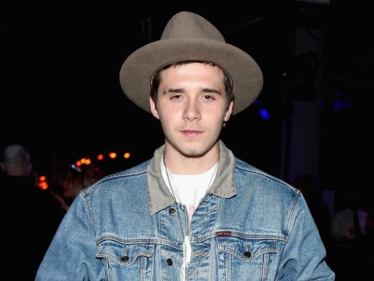 Brooklyn Beckham es captado besando a una chica Playboy