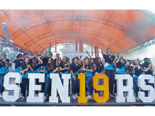Senior entrance de la Seran School