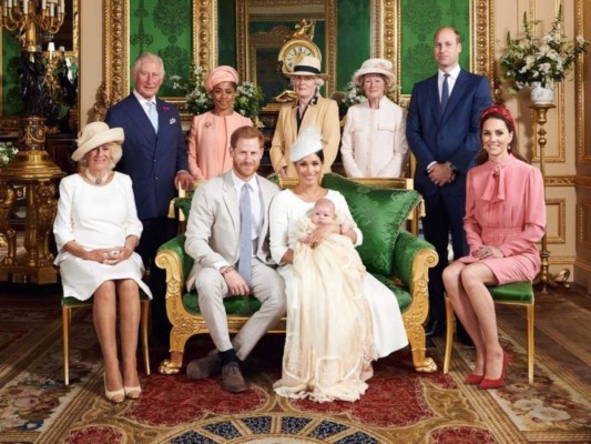 En honor a la misma ocasión también capturaron una fotografía junto con el príncipe Carlos y Camilla, los duques de Cambridge, la mamá de Meghan y las hermanas de la princesa Diana.
