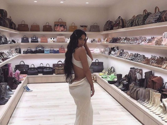 Kim Kardashian posee una masiva colección de carteras Birkin y elevados tacones en su clóset.