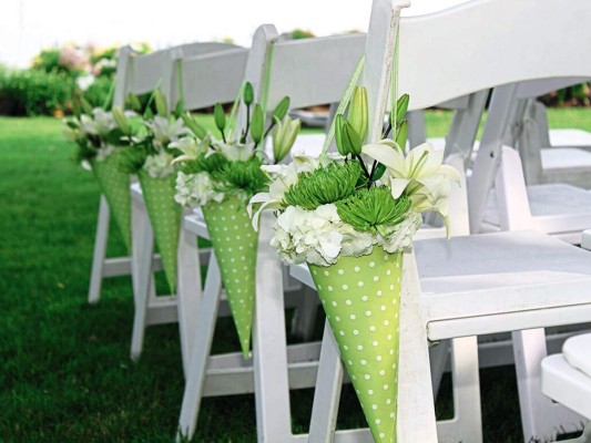 ¡Viva el verde! En paredes, interiores, exteriores, detalles decorativos en chandeliers, caminos de mesa, en las sillas de los novios, decoraciones de menús recuerdos de boda, el verde es el color que todas aman.