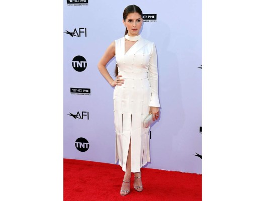 La actriz Anna Kendrick con un look by Ralph & Russo