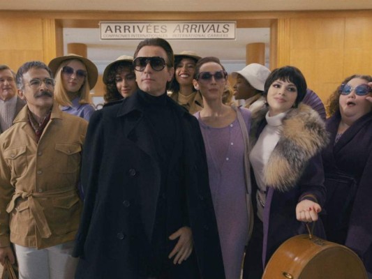 Esta miniserie está producida por el reconocido cineasta Ryan Murphy, conocido por otras series como Glee, American Horror Story, Pose, Scream Queens, Ratched, entre otras.