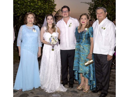 Romántica boda protagonizan Carlo Sierra y Melissa Figueroa   