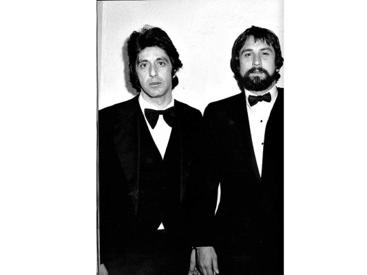Dos grandes amigos, Al Pacino y De Niro, quienes trabajaron juntos por primera vez en 1974 en El Padrino II.