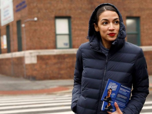 Además de ser una mujer muy intelectual y con una exitosa carrera, ha sido alabada por su maquillaje, ella siempre luce unos increíbles labios rojos y expresó que el lipstick que usa es un labial líquido permanente Stila ‘Stay All Day”. También sus sombras de ojos fueron una sensación y la joven reveló que la paleta que usa es “marrones Shade + Light Contour” de la marca Kat Von D, vegana y libre de crueldad animal.