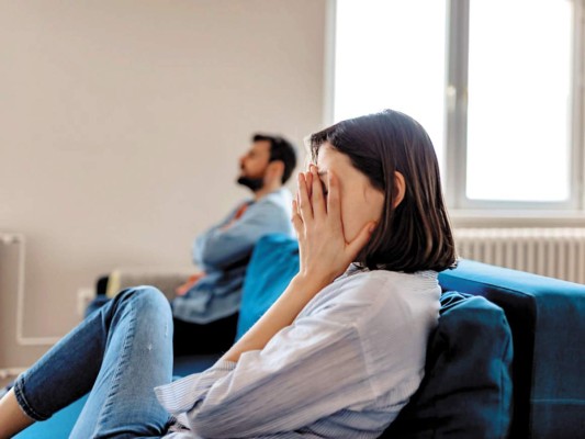 5. EL AMOR EN LOS TIEMPOS DEL CORONAVIRUS. Probablemente nunca habías pasado tanto tiempo junto a tu pareja, y por mucho amor que sientan el uno por el otro, es normal que en medio de la cuarentena surjan la tensión y frustración. Mantener en lo posible su independencia puede ser de mucha ayuda. Si ambos trabajan desde casa, define dos espacios diferentes para cada uno, idealmente en áreas separadas por puertas o paredes. Ambos necesitan tiempo a solas también para leer, mirar sus programas favoritos, revisar sus redes o simplemente para descansar, por lo que deben ser creativos sobre cómo hacerlo cuando conviven las 24 horas y además de trabajar deban turnarse el cuidado de los hijos, supervisar sus clases en línea y apoyar con las labores en casa. Es recomendable compartir actividades que les relajen: cocina, escuchar música, compartir una copa de vino y conversar sobre sus emociones. El apoyo mutuo debe ser la consigna.