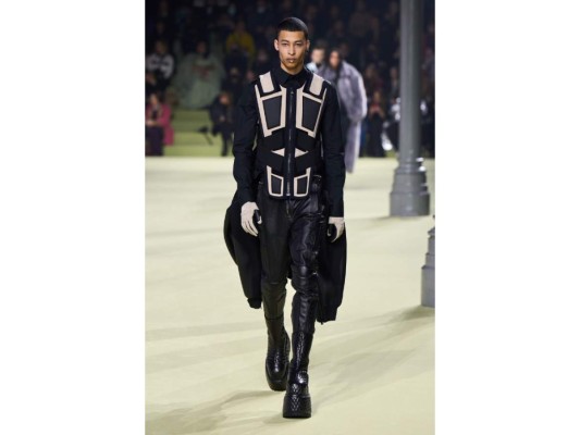 Balmain deja mensaje en contra del odio en colección Otoño/Invierno 2022