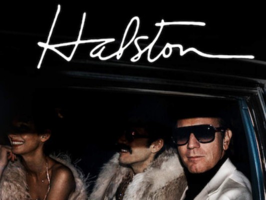 ¿Por qué debes ver la miniserie Halston?