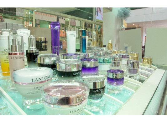 'Un solo lugar un solo espacio'. También Magie fue la pionera en crear dos tiendas en una bajo el concepto anterior. Perfumerías Magie y Beauty Outlet ubicada en Mall Las Cascadas es el referentes, con productos de belleza en diferentes categorías de acuerdo a las necesidades de los clientes, complementando todos los servicios
