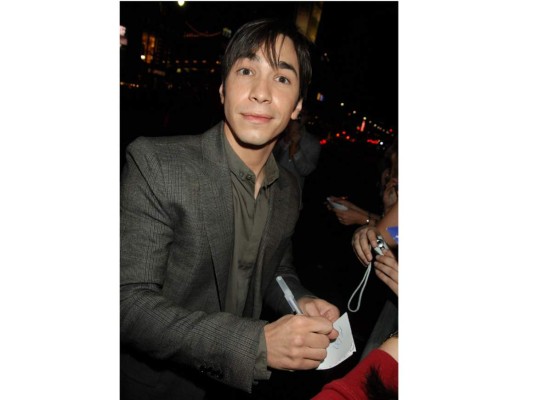 3. Justin Long<br/>Justin Long pasó un verano surfeando y recaudaron fondos en Hollywood para reparar un hogar de niñas huérfanas y en riesgo en Granada.