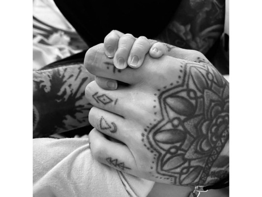Zayn Malik y Gigi Hadid<br/><br/>'Nuestra niña está aquí, sana y hermosa. Tratar de poner en palabras cómo me siento en este momento sería una tarea imposible. El amor que siento por esta pequeña humana está más allá de mi comprensión. Agradecido de conocerla, orgulloso de llamarla mía y agradecido por la vida que tendremos juntos x', escribió el ex miembro de One Direction en Instagram.