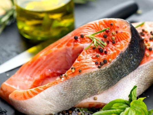 Pescados grasos.<br/>Las variantes de pescado graso son consideradas una de las mejores fuentes de proteínas de alto valor biológico y también uno de los alimentos más saludables del planeta. Entre los cuales puedes incluir en tu dieta de vida puede ser el salmón, las sardinas, las anchoas y el bacalao.<br/>