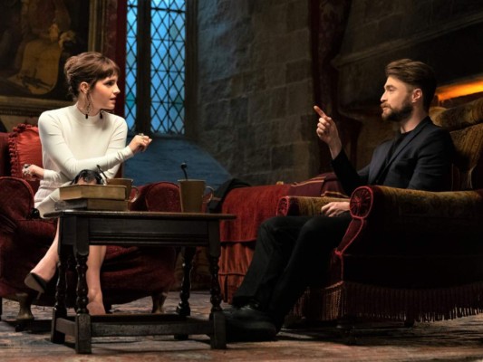 Le puedes preguntar a cualquier fan de HP y te van a decir que la escena del baile entre Harry y Hermione en Las Reliquias de la Muerte es una de las más controvertidas de la franquicia. Pero dentro de la actuación fue al contrario, una de las favoritas de Watson. “La escena que pensé que iba a ser realmente incómoda, y de la que no estaba segura, fue nuestro baile. Esa es una de mis escenas favoritas de toda la serie”, reveló en la entrevista. “Se dijeron muchas cosas en la escena que no se dijeron y eso me encanta. Y también, de la misma manera que nuestros personajes tuvieron un momento de diversión, siento que tenemos que tener un momento de diversión, que también necesitábamos”.