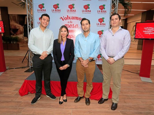 Daniel Goldstein, Tania Vitanza, Angelo Casco y Joaquín Echeverrí, del Molino Harineno Sula, S.A. Foto: Moisés Valenzuela