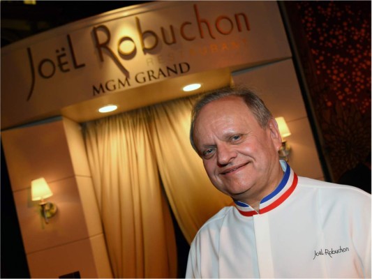 Robuochon nació en Poitiers, Francia el 7 de abril de 1945, ingresó al seminario a los 12 años para convertirse en cura, pero su pasión lo llevó por el rumbo de la cocina, comenzando su aprendizaje gastronómico a los 15 años