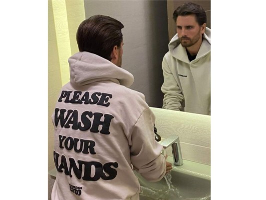 Scott Disick. El ex esposo de Kourtney Kardashian también se manifestó respecto al Coronavirus, sin embargo, este ha sacado provecho de la situación y es que lanzó su nueva colección de suéteres y camisetas con un lema muy particular. 'Por favor lávese las manos', suplican los estampados de los conjuntos de edición limitada que lanzó al mercado el modelo y actor de 36 años.