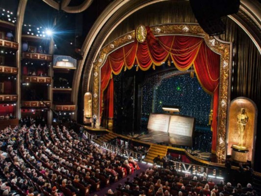 La cantidad de personas que ingresará al teatro para disfrutar de la gala aún no se ha confirmado, pero seguramente será poco el público que se aceptará, todo esto para seguir los protocolos de bioseguridad.
