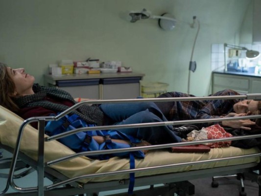 La Fracture: Francia. Dos mujeres que están enfrentando una ruptura amorosa se encuentran en una situación estresante atrapadas en un hospital.