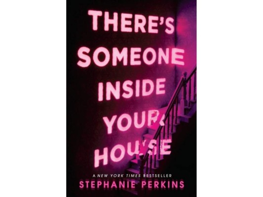 There’s Someone Inside Your House: Nuevo estreno de cine de terror que sigue la historia de Makani Young, una estudiante de último año que se encuentra en el centro de varios asesinatos horripilantes, donde varios de sus compañeros de clase de Osborne High son atacados y asesinados por un asesino con una máscara. 26 de febrero.