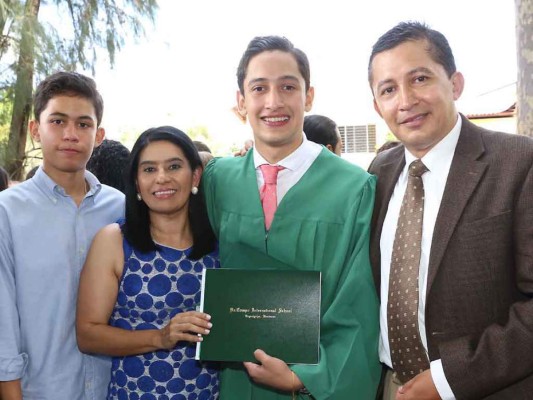 Graduación de la DelCampo International School