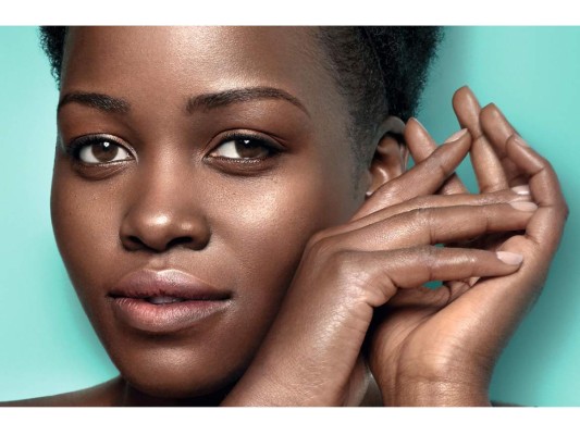 Lupita Nyong'o sorprendió con sus contactos rojos