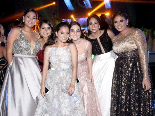 Glamorosa gala de la Escuela Internacional Sampedrana