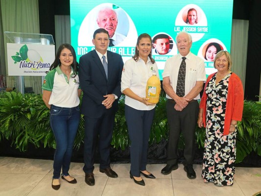 Ejecutivos de Avicola Rio Blanco Fany Peña, Ricardo Paz y Jessica Saybe con Arthur y Sherly Allen.