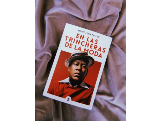 En 2020 escribió su biografía llamada, 'The Chiffon Trenches', donde describió su alegría temprana al sumergirse en los libros y en especial a la revista Vogue. “Mi mundo se convirtió en las páginas brillantes de Vogue, donde podía leer sobre el legendario baile de Truman Capote en el Plaza, en honor a Katharine Graham”, escribió.