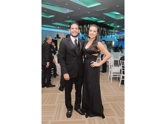 Cindy García y Hector Hernández celebran su boda eclesiástica