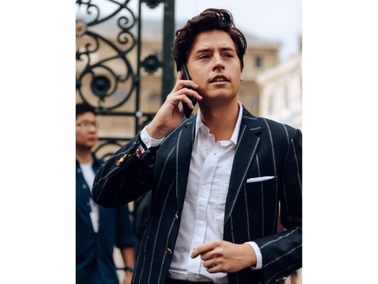 Cole Sprouse<br/><br/>Es un actor estadounidense, y hermano gemelo de Dylan Sprouse.1 Es conocido por su papel como Cody Martin en la serie de Disney Channel, The Suite Life of Zack & Cody y su spin-off, The Suite Life on Deck. Interpreta a Jughead Jones en la serie de The CW, Riverdale <br/>