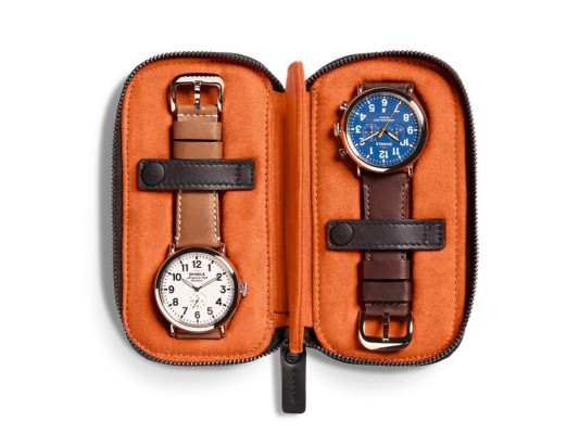 Estuche para reloj de viaje Shinola en cuero con interior forrado en ante técnico. Llega en caja de regalo, listo para regalar