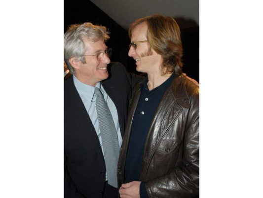 Richard y David Gere. Desde que dió a conocer su prefenecia sexual David Gere, su hermano se siente orgullo y lo apoya de prinicipio a fin, el actor esta en contra de cualquier discriminación.