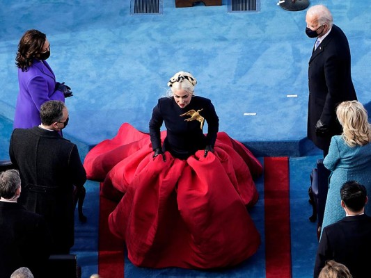 El presidente Joe Biden y la vicepresidenta Kamala Harris observan el momento que Lady Gaga se aleja del escenario luego de una perfecta interpretación (Photo by Susan Walsh / POOL / AFP)